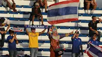 Suporter memberikan dukungan kepada Thailand U-22 saat melawan Timnas Indonesia U-22 pada laga SEA Games 2019 di Stadion Rizal Memorial, Manila, Selasa (26/11). Indonesia menang 2-0 atas Thailand. (Bola.com/M Iqbal Ichsan)