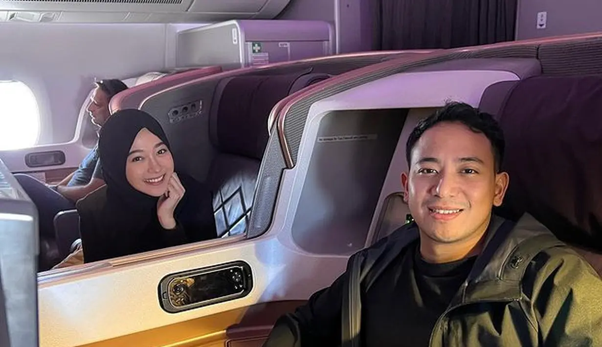 "Sepertinya kita berhasil! 10 tahun menjadi kuat. meningkatkan level cinta mode: on. ," tulis pasangan yang telah memiliki dua orang anak ini dalam potret di dalam pesawat meninggalkan Indonesia. [Instagram/riphatsenikentara]