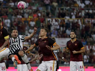 Duel panas terjadi di laga serie A antara Juventus melawan AS Roma di Olimpico Roma, Italia (31/8/2015).  AS Roma menang atas Juventus dengan skor 2-1. (REUTERS/Max Rossi)