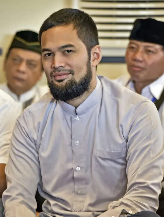 "Repost Ustadz @hanan_attaki . . . RESPECT banget sama ketegaran anak-anak Palestina Puluhan tahun diteror, dipukuli, ditembak, ditangkap saat pergi SEKOLAH," tulis ayah dua orang anak itu. (Instagram/teukuwisnu)