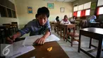 Peserta mengerjakan soal Ujian Paket B di SMP Muhammadiah Klaten,Yogyakarta (11/5). Ujian tersebut untuk mendapatkan ijazah setingkat SMP diikuti oleh 111 peserta. (Liputan6.com/Boy Harjanto)
