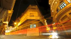 Foto yang diambil pada 26 Desember 2008 menunjukkan mobil melintasi sebuah jalan di kota Homs, Suriah. Gambar ini diambil menggunakan eksposur panjang. (REUTERS/Omar Sanadiki)