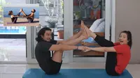Momen Seru Bryan dan Megan Domani Belajar Yoga Bareng. (Sumber: YouTube: Domani Siblings)