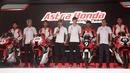 Dua pebalap MotoGP Honda Racing Corporation (HRC), Joan Mir ( tengah kiri) dan Luca Marini (tengah kanan) bersama para pebalap Astra Honda Racing Team dalam acara launching motor baru untuk MotoGP 2025 di pabrik PT Astra Honda Motor (AHM) di Cikarang, Jawa Barat pada Sabtu (1/2/2025). (Bola.com/M. Iqbal Ichsan)