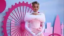 Margot Robbie berpose di karpet merah muda setibanya untuk pemutaran perdana Eropa Film "Barbie" di London pusat pada 12 Juli 2023. (AFP/Justin Tallis)