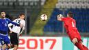  Pemain Jerman, Thomas Mueller (2kiri) menyundul bola ke arah gawang San Marino pada laga grup C kualifikasi Piala Dunia 2018 di San Marino stadium, Serravalle, (11/11/2016). (AFP/Vincenzo Pinto)