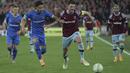 Beraksi di kandang sendiri, West Ham menang 2-1 atas AZ Alkmaar. (AP Photo/Kin Cheung)