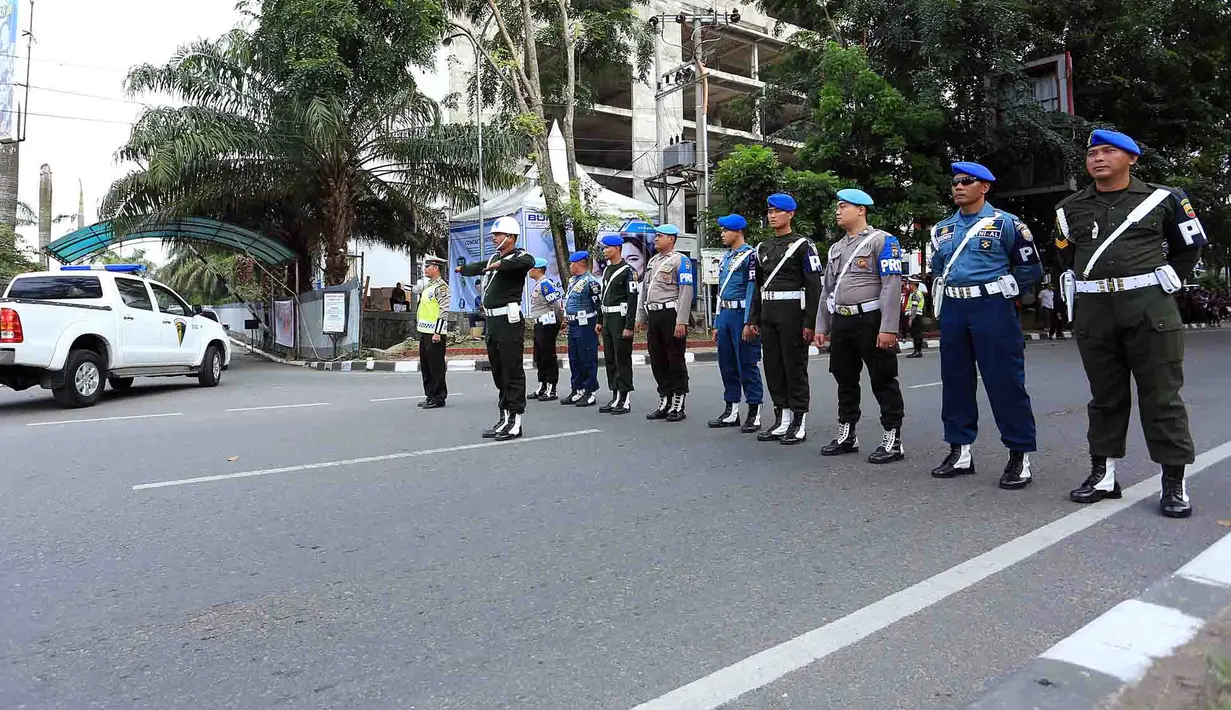 Kemudian disusul kereta sado, yang ditarik kuda dari Brastagi. Para kusir yang menarik kuda sado mengenai kain ulos kecil dikalungkan di leher masing-masing. Iring-iringan ini juga diiringi dengan musik tradisional. (Deki Prayoga/Bintang.com)
