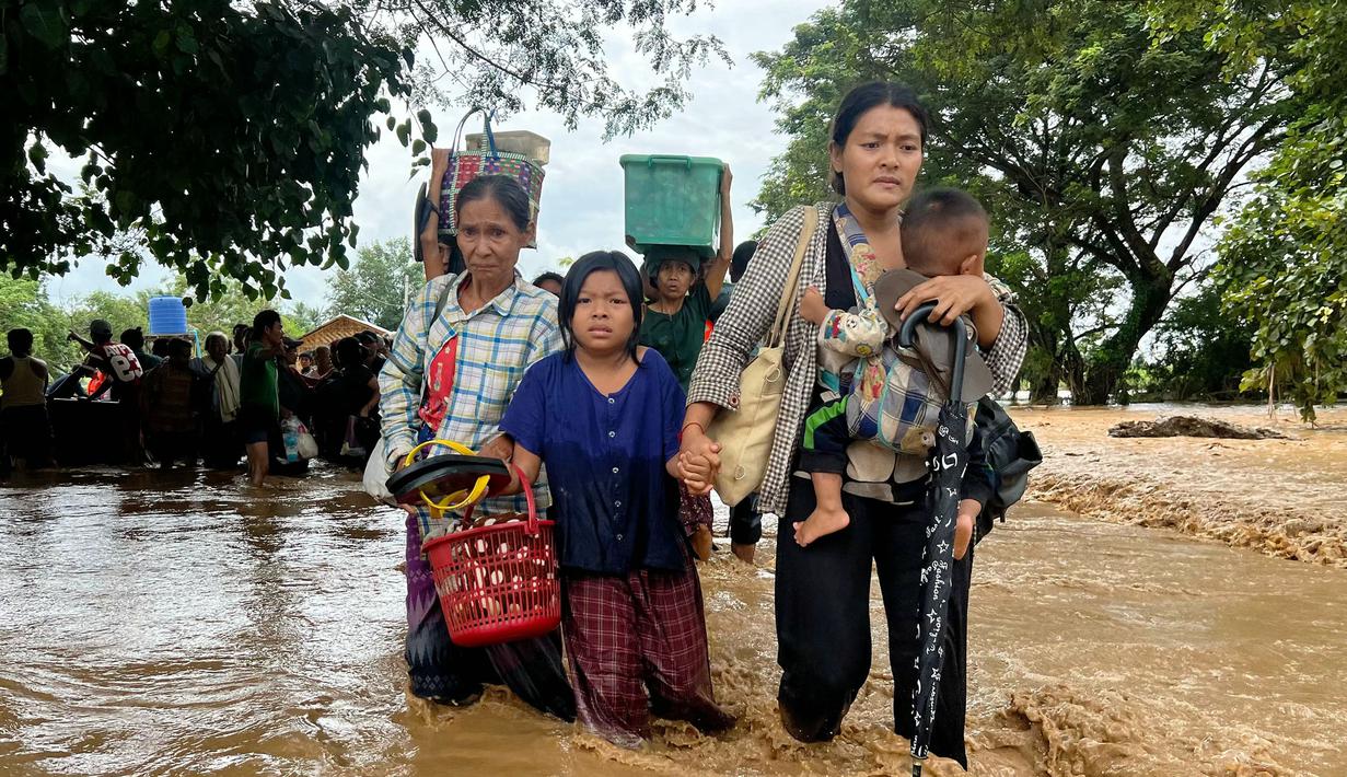 Topan Yagi membawa hujan deras yang menggenangi sebagian besar wilayah Vietnam utara, Laos, Thailand, dan Myanmar, memicu terjadinya banjir dan tanah longsor serta luapan sungai yang kian meluas. (Sai Aung MAIN/AFP)