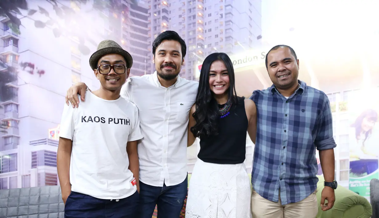 Sarwadi seorang tukang pos yang sering mengantarkan surat-surat dari Kartini (Rania Putri Sari), diam-diam memendam rasa cinta pada Kartini. (Adrian Putra/Bintang.com)