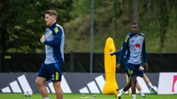 Viktor Gyokeres dan Aleksandr Isak berlatih bersama Timnas Swedia di ajang Piala Dunia 2026. (Jonathan NACKSTRAND / AFP)