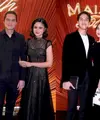 Sebagai pasangan Al Ghazali sekaligus menantu Maia Estianty, Alyssa Daguise hadir memilih mini dress hitam bersiluet flowy yang terasa ringan dan nyaman dikenakan sepanjang acara. Sementara itu, Al Ghazali tampil sleek dalam setelan serba hitam dengan potongan rapi.