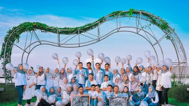 Foto Buku Tahunan Sekolah di Tempat Kece, Hasil Potretnya Malah Bikin Geleng Kepala