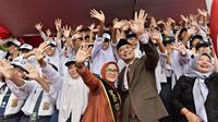 Eri Cahyadi bersama sejumlah pelajar Surabaya saat peringatan Hardiknas 2023. (Dian Kurniawan/Liputan6.com)