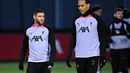 Gelandang Liverpool, James Milner (kiri) dan bek Virgil van Dijk menghadiri sesi latihan tim di AXA Training Center di Liverpool, Inggris pada 31 Oktober 2022. Liverpool akan bertanding melawan Napoli pada pertandingan lanjutan Grup A Liga Champions di Stadion Anfield, Rabu 2 November 2022, pukul 03.00 WIB. (AFP/Oli Scarff)