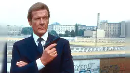 Sir Roger George Moore mulai terkenal semenjak memerankan dua tokoh karakter fiksi detektif asal Inggris, Simon Templar dalam versi serial TV The Saint dari tahun 1962 sampai tahun 1969. (metrouk)