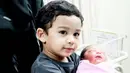 Ini adalah momen saat anak pertama Teuku Wisnu dan Shireen Sungkar, Adam menggendong Cut Shafiyyah. (Foto: instagram.com/zaskiasungkar15)