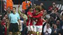 Para pemain Manchester United merayakan gol Marouane Fellaini saat melawan Celta Vigo pada semifinal Liga Europa di Old Trafford, Manchester (11/5/2017). Manchester United menang agregat 2-1. (AP/Dave Thompson)