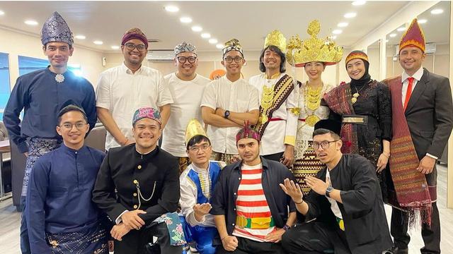 7 Potret Hesti Purwadinata dan Suami Bukber Pakai Baju Adat, Bak Pawai