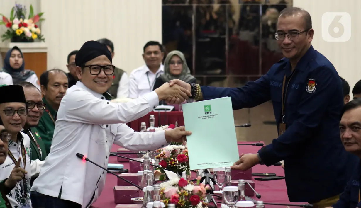 Ketua Umum Partai Kebangkitan Bangsa (PKB), Muhaimin Iskandar (kiri berdiri) menyerahkan berkas Bakal Calon Legislatif (Bacaleg) kepada Ketua Komisi Pemilihan Umum (KPU) Republik Indonesia, Hasyim Asy'ari di Gedung KPU RI, Jakarta, Sabtu (13/5/2023). (Liputan6.com/Helmi Fithriansyah)