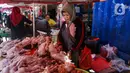 Pedagang daging ayam menunggu pembeli di Kebayoran Lama, Jakarta, Rabu (6/4/2022). Di awal bulan puasa, harga sejumlah bahan pokok merangkak naik. Kenaikan harga kebutuhan pokok mulai terasa sejak dua pekan terakhir untuk komoditi seperti cabai, telur, gula, hingga daging. (Liputan6.com/Johan Tallo)