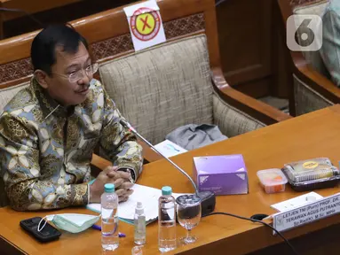 Mantan Menteri Kesehatan Terawan Agus Putranto memberikan paparan dalam rapat dengan Komisi IX DPR RI di Senayan, Jakarta, Rabu (10/3/2021). Dalam rapat tersebut, Ketua Tim Pengembangan Vaksin Nusantara Terawan Agus Putranto buka-bukaan soal pengembangan Vaksin Nusantara. (Liputan6.com/Angga Yuniar)