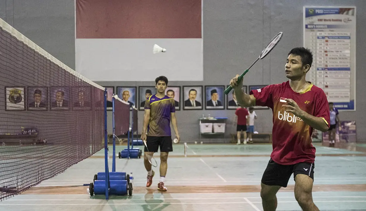 Pebulutangkis ganda putra Indonesia, Berry Anggriawan, melakukan teknik netting saat latihan bersama Pelatnas Bulutangkis di Cipayung, Jakarta Timur, Kamis (7/1/2016). (Bola.com/Vitalis Yogi Trisna)