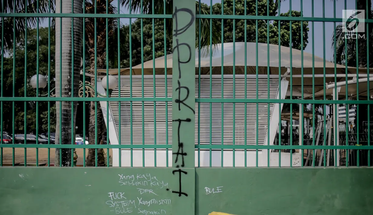 Coret-coretan (vandalisme) menghiasi tembok di sekitar Gedung DPR/MPR RI, Jakarta, Selasa (24/9/2019). Demonstrasi mahasiswa dari berbagai kampus yang menolak pengesahan RUU Kitab Undang-Undang Hukum Pidana(KUHP) tercoreng oleh aksi vandalisme. (Liputan6.com/Faizal Fanani)
