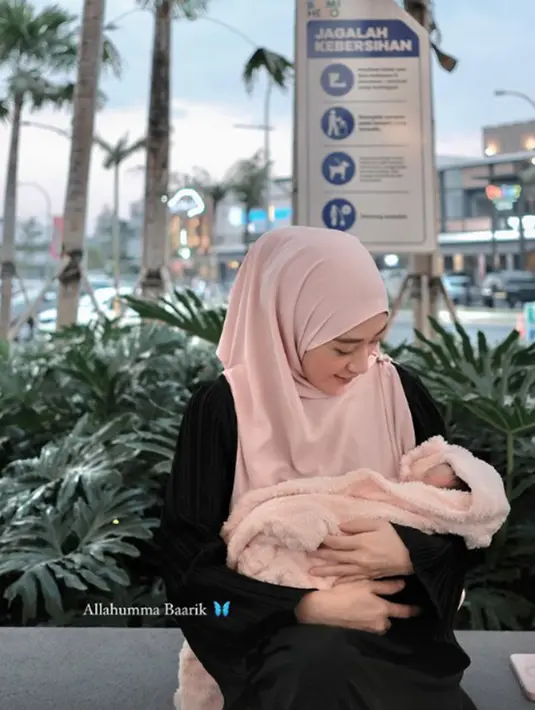 Seteleh melewati masa pemulihan, Larissa Chou sudah bisa ajak Baby Alesha keluar rumah. Diketahui melahirkan dengan persalinan eracs, Larissa Chou bisa pulih lebih cepat bahkan tidak merasakan nyeri ketika berjalan. Kondisi Larissa yang tidak lama merasakan nyeri melahirkan caesar ini diungkap oleh netizen yang pernah melahirkan dengan prosedur tersebut. (Liputan6.com/IG/@larissachou)