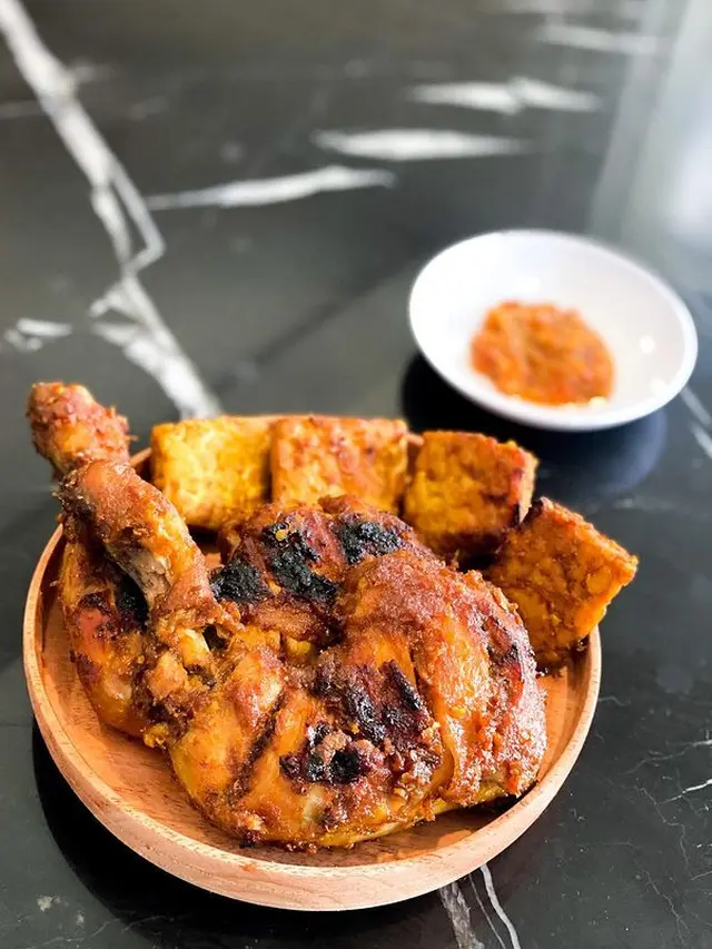 Sepiring ayam bakar pedas manis