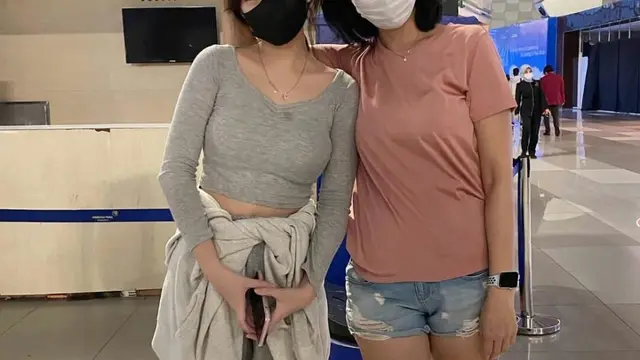 6 Potret Kompak Livy Renata dan Sang Mama, Bak Kakak Beradik