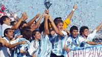 Pemain Argentina Matias Cahais dan kapten tim Sergio Aguero mengangkat trofi bersama rekan-rekan setimnya setelah memenangkan trofi Piala Dunia U-20 pada 22 Juli 2007 di Toronto. Argentina mengalahkan Republik Ceko 2-1 di final. (AFP PHOTO/Geoff ROBINSGEOFF ROBINS / AFP)
