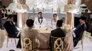 Terlihat ia memadukan wedding gownnya dengan veil panjang. Rambutnya diikat ke belakang dengan poni membingkai wajahnya. Wajahnya tampak dirias flawless. [@nasaruddin_umar]
