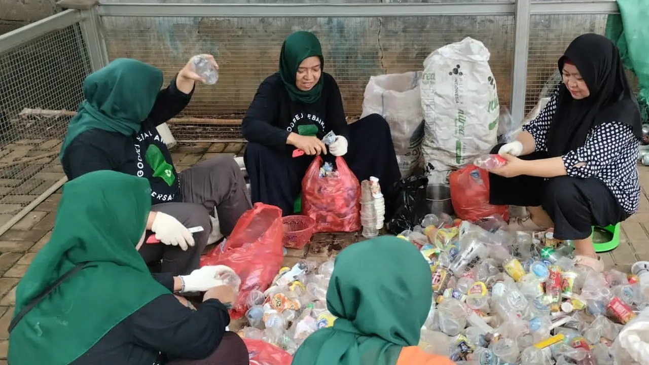 PT Godrej Consumer Products Indonesia menerima penghargaan dari Kementerian Lingkungan Hidup dan Kehutanan Republik Indonesia (KLHK).