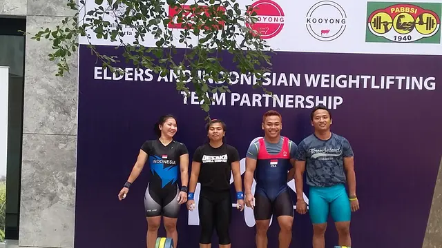 Eko Yuli Irawan dan rekan-rekannya di tim nasional angkat besi Indonesia.
