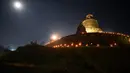 Pemandangan saat orang-orang mengambil bagian dalam Festival Tazaungdaing di pagoda di Mrauk U, Rakhine, Myanmar, 18 November 2021. Tazaungdaing adalah Festival Bulan Purnama yang diadakan setiap tahun pada bulan purnama, bulan kedelapan dalam kalender Burma. (STR/AFP)