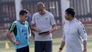 Pemain Timnas Indonesia U-23, Egy Maulana, mendapat arahan dari asisten pelatih, Nova Arianto, saat latihan jelang SEA Games 2019 di Lapangan ABC, Kamis (3/10). Latihan ini Timnas fokus dalam memperbaiki taktik dalam bertahan. (Bola.com/M Iqbal Ichsan)