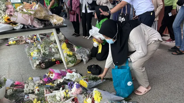 Rangkaian buket bunga berjajar di salah satu titik yang ada di Stasiun Bekasi Timur, Kota Bekasi, Jawa Barat mengenang para korban kecelakaan KRL.
