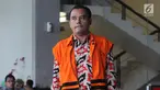 Bupati Purbalingga nonaktif Tasdi usai menandatangani berkas pelimpahan surat P21 di gedung KPK, Jakarta, Kamis (27/9). Tasdi segera menjalani persidangan dugaan menerima suap proyek infrastruktur di Kab Purbalingga, Jateng. (Merdeka.com/Dwi Narwoko)