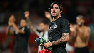 Pemain Newcastle, Sandro Tonali menyapa para penggemernya setelah laga Carabao Cup 2024/2025 melawan Nottingham Forest di City Ground, Nottingham, Inggris, Kamis (29/08/2024) WIB. (AFP/Paul Ellis)