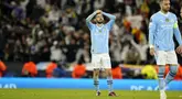 Reaksi gelandang Manchester City Bernardo Silva setelah kalah dari Real Madrid pada duel leg kedua perempat final Liga Champions 2023/2024, di Etihad Stadium, Kamis (18/4/2024) dini hari WIB. (AP Photo/Dave Thompson)