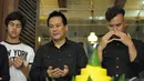 Produser Ody Mulya Hidayat (tengah) memimpin doa dalam acara syukuran film 'Kampung Zombie', Pondok Indah, Jakarta Selatan, Senin (7/12/2014). (Liputan6.com/Panji Diksana) 