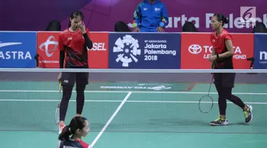 Ganda putri Indonesia, Della Destiara Haris/Rizki Amelia Pradipta usai melawan pemain Jepang, Misaki Matsumoto/Ayaka Takahashi pada semifinal Bulutangkis Beregu Putri Asian Games 2018 di Jakarta, Selasa (21/8). (Liputan6.com/Helmi Fithriansyah)