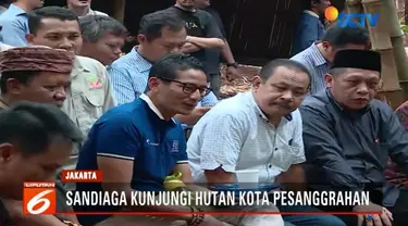 Cawapres Sandiaga Uno menyempatkan diri ikut bernyanyi bersama anak-anak muda yang tengah memainkan lagu Koes Plus di bawah pohon bambu.