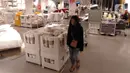 Pengunjung berjalan pada salah satu mall ritel modern di  Tangerang Selatan, Banten, Kamis (19/3/2020). Kekhawatiran warga terhadap penularan Covid-19 membuat kunjungan ke ritel modern non-pangan, seperti ritel fesyen dan peralatan rumah tangga turun drastis. (merdeka.com/Arie Basuki)
