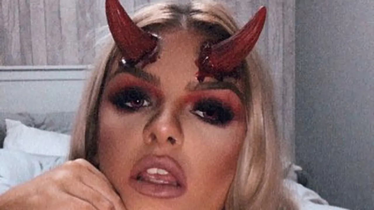 Niat Dandan untuk Halloween, Wanita Ini Malah Tak Bisa Lepaskan Tanduk Palsunya