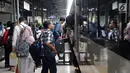 Calon penumpang manaiki kereta api di Stasiun Pasar Senen, Jakarta, Selasa (16/4). PT KAI Daop 1 Jakarta mengoperasikan 11 KA tambahan tujuan Bandung, Cirebon, Kutoarjo, Yogyakarta, dan Solo. (Liputan6.com/Herman Zakharia)