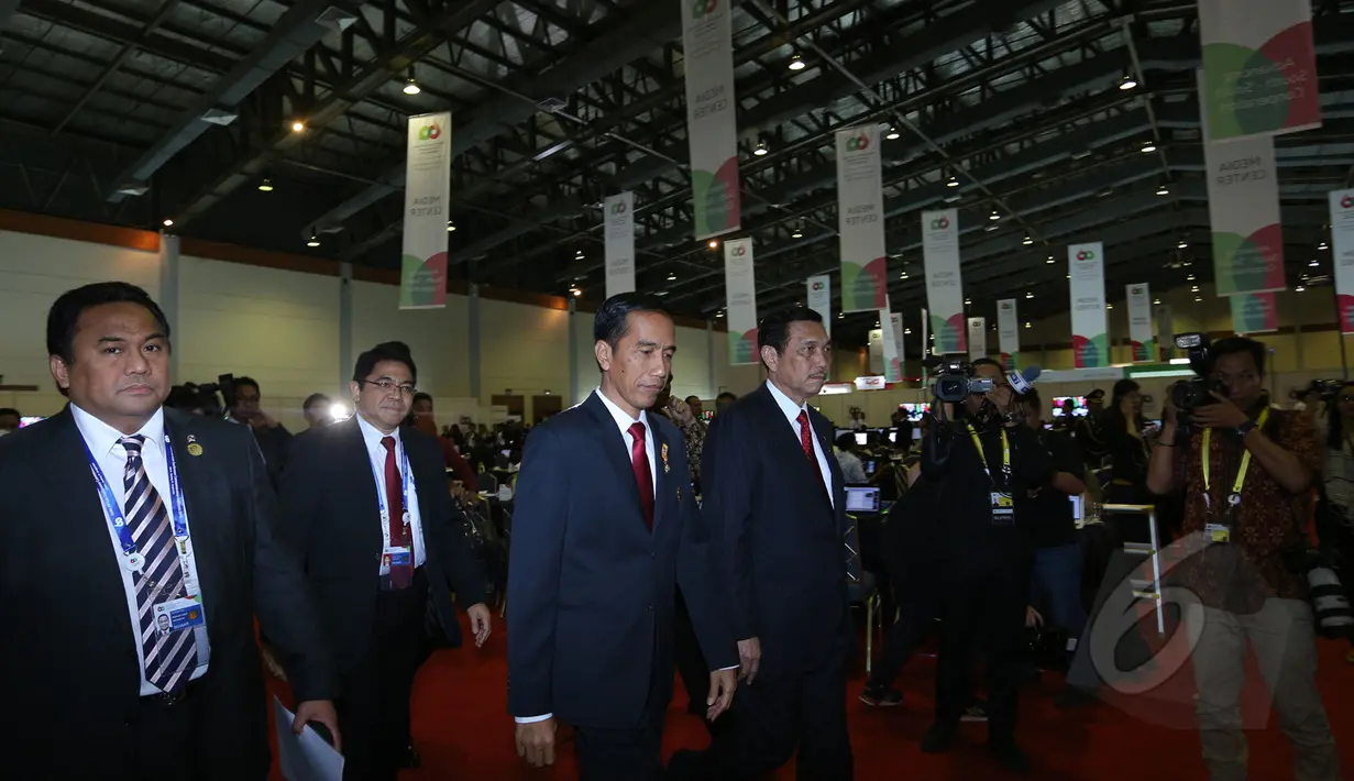 Presiden Jokowi (tengah) didampingi Mendag Rachmat Gobel (kiri) dan Ketua Panitia Luhut Pandjaitan (kanan) memantau ruang media center wartawan peliput Konferensi Asia Afrika di Jakarta Convention Center, Rabu (22/4/2015). (Liputan6.com/Herman Zakharia)
