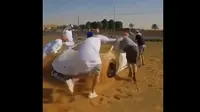 Lamborghini Huracan diajak bermain pasir di gurun pasir.(Autoevolution)
