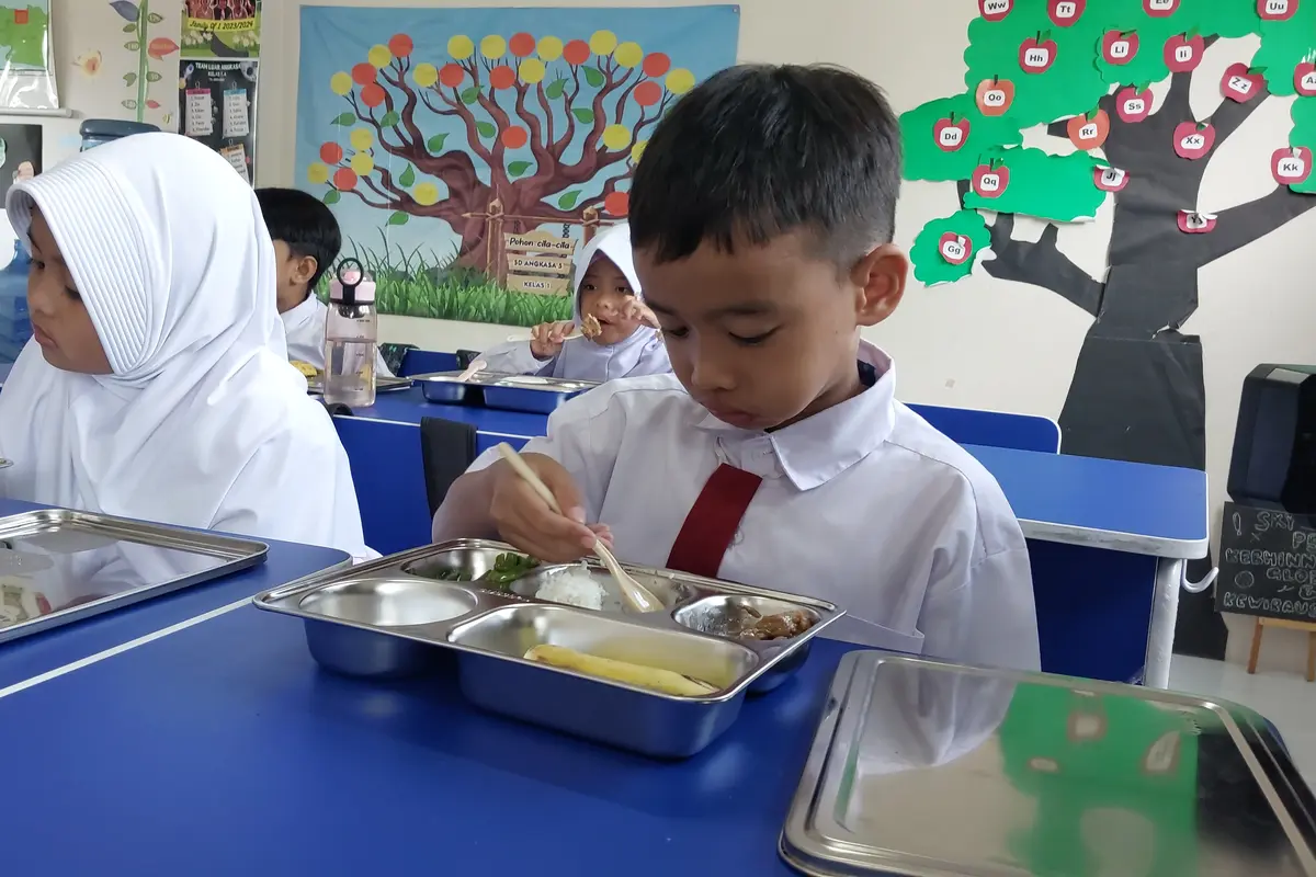 Menteri Koperasi Budi Arie Setiadi meninjau Program Makan Bergizi Gratis (MBG) di SD Angkasa 05, Kompleks Halim Perdanakusuma, Jakarta, Senin (6/1/2025). (Liputan6.com/Arief)